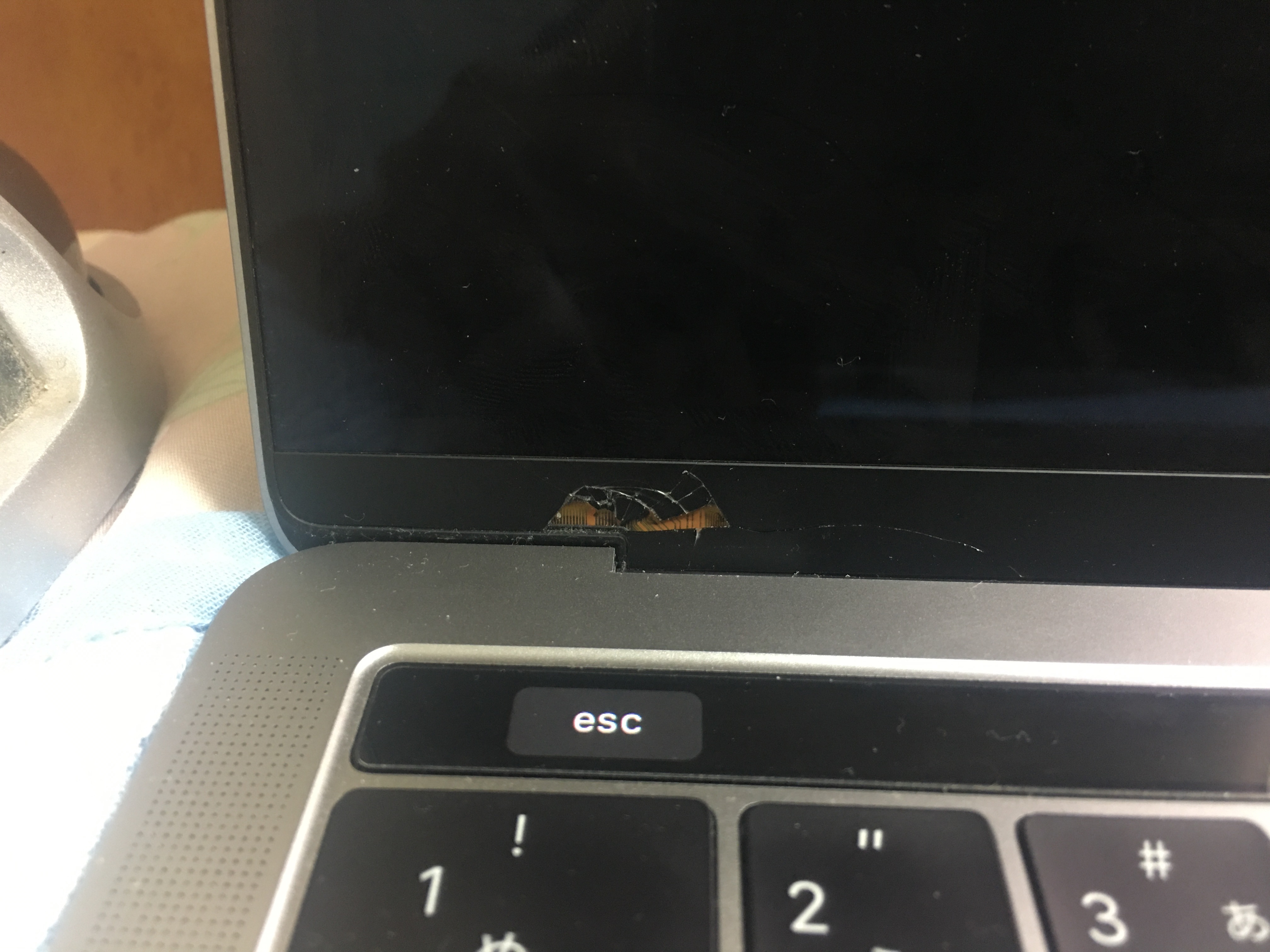 MacBook Pro 液晶割れ