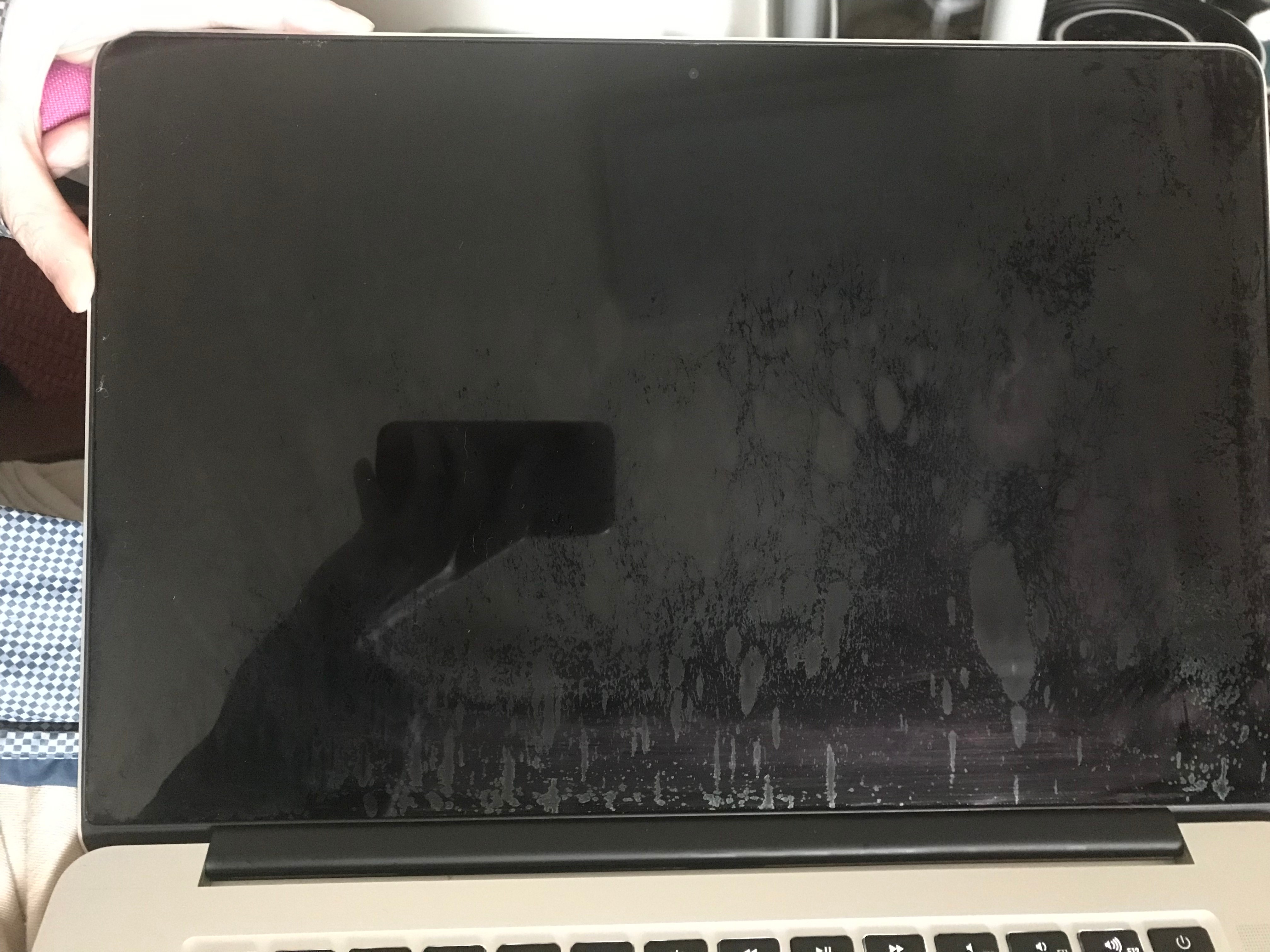 Apple MacBook シルバー コーティング剥がれあり MacBookProコーティング剥がれ、たった4日間で修理が終わった